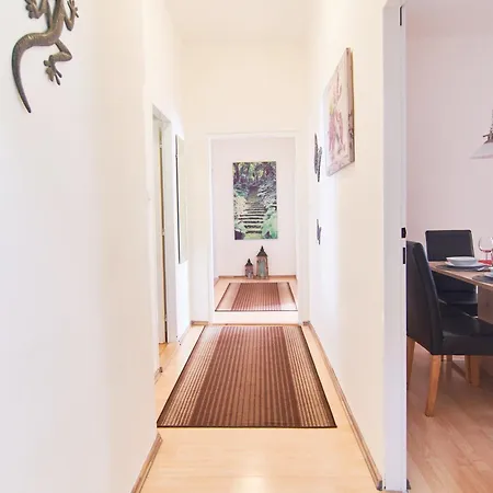 Daire Cozy With Terrace Near Castle